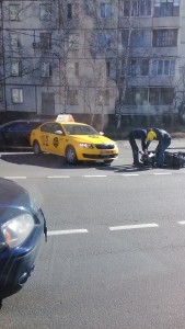 Фотография нарушения правил дорожного движения со стороны водителя компании - партнера "Яндекс такси" - повлекшее дорожное транспортное происшествие. Сделана в рамках общественной деятельности по защите прав потребителей услуг такси.
