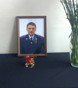 Фотография бойца Московского ОМОНа погибшего из-за вероятной халатности руководства.