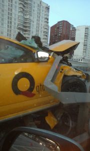 Очередная авария официального желтого такси водитель которого вероятно заснул за рулем.