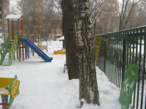 Небезопасная детская площадка по адресу Москва улица Менжинского дом 21 напротив подъезда №9