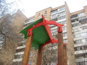 Повреждения детской площадки по адресу Москва улица Менжинского дом 21 подъезд 9