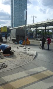 ГБУ АВТОДОР СЗАО подвергает опасности прохожих, которые проходят рядом с зоной ремонта тротуара