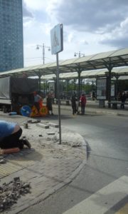 ГБУ АВТОДОР СЗАО подвергает опасности людей, которые проходят рядом с зоной ремонта тротуара