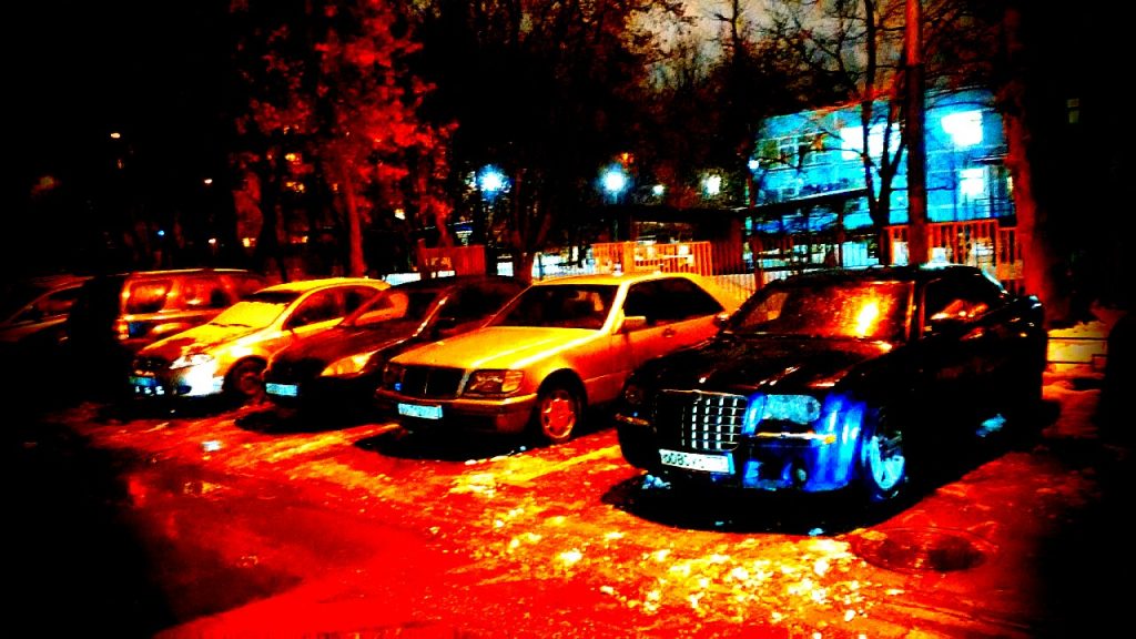 Парковка во дворе города Москва. Изображение для публикации о проекте юридических норм, предусматривающих возможность организации платных парковок во дворах жилых домов.