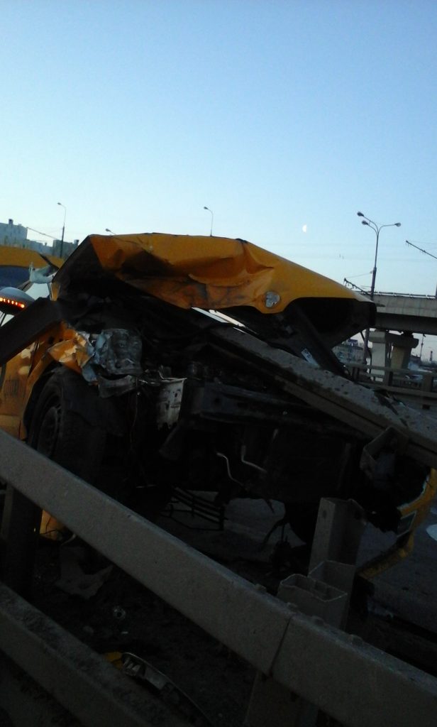 Авария желтого такси, водитель которого, вероятно заснул за рулем, в связи с беспощадным графиком работы.